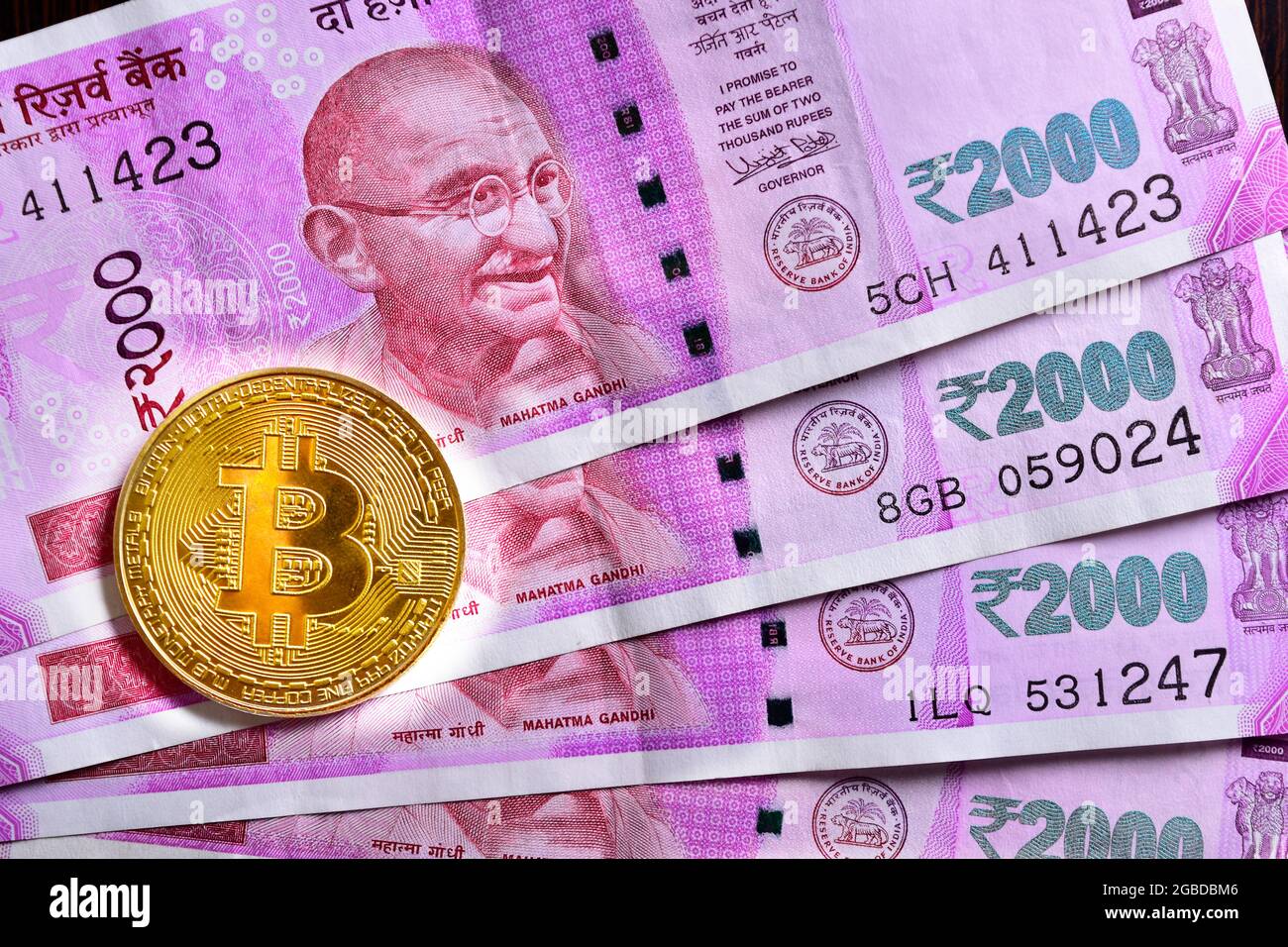 Draufsicht Auf Bitcoin Mit 2000 Rupien Note Stockfoto