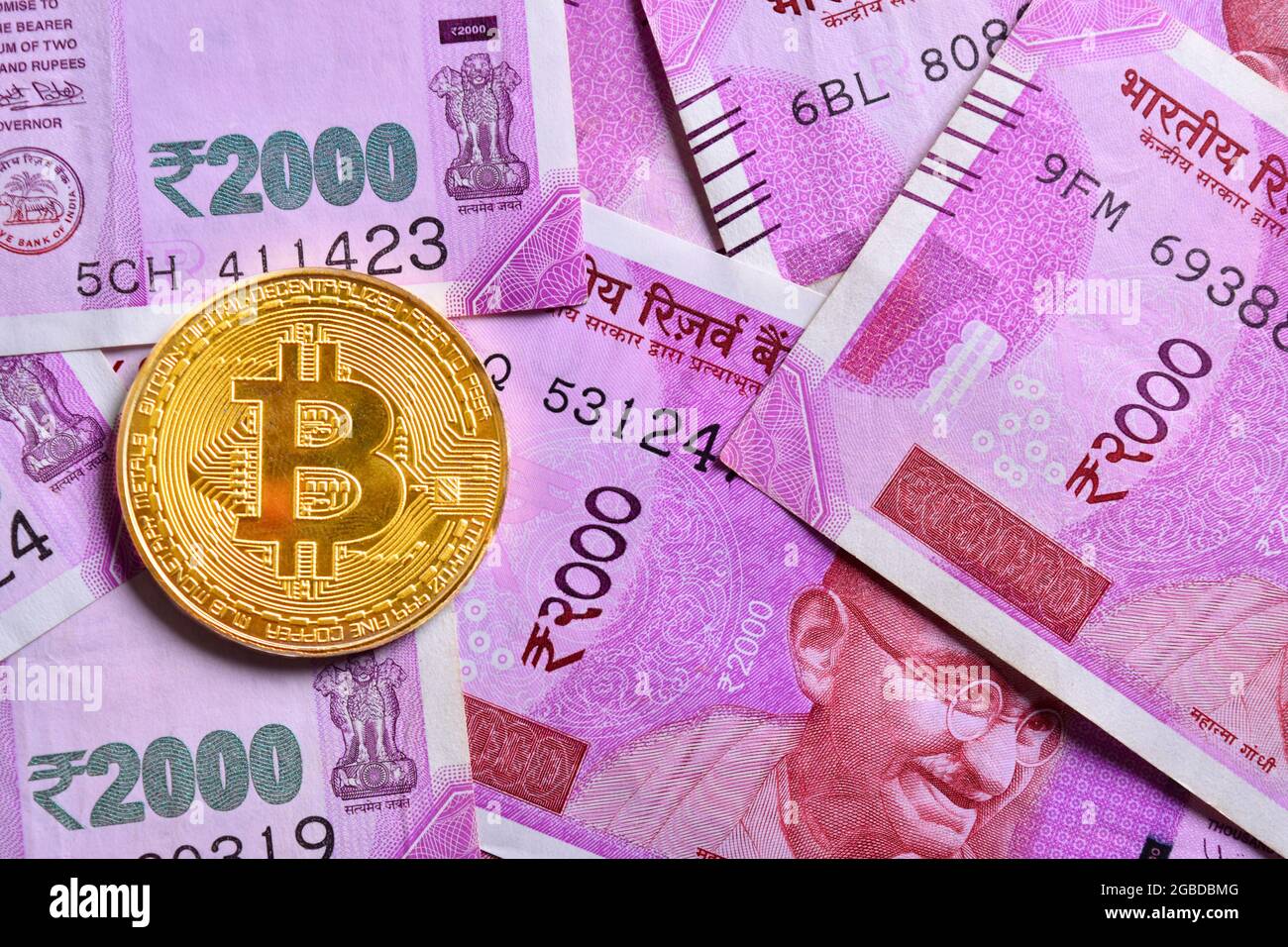 Draufsicht auf Bitcoin mit 2000 Rupien Indische Währung Stockfoto