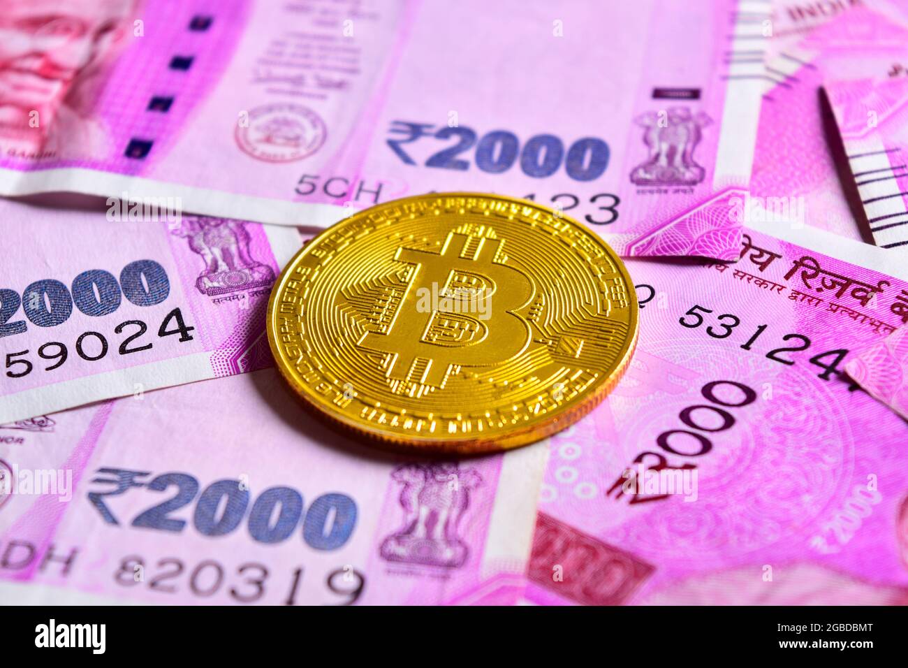 Kryptowährung Mit Indischen 2000 Rupien Note Stockfoto