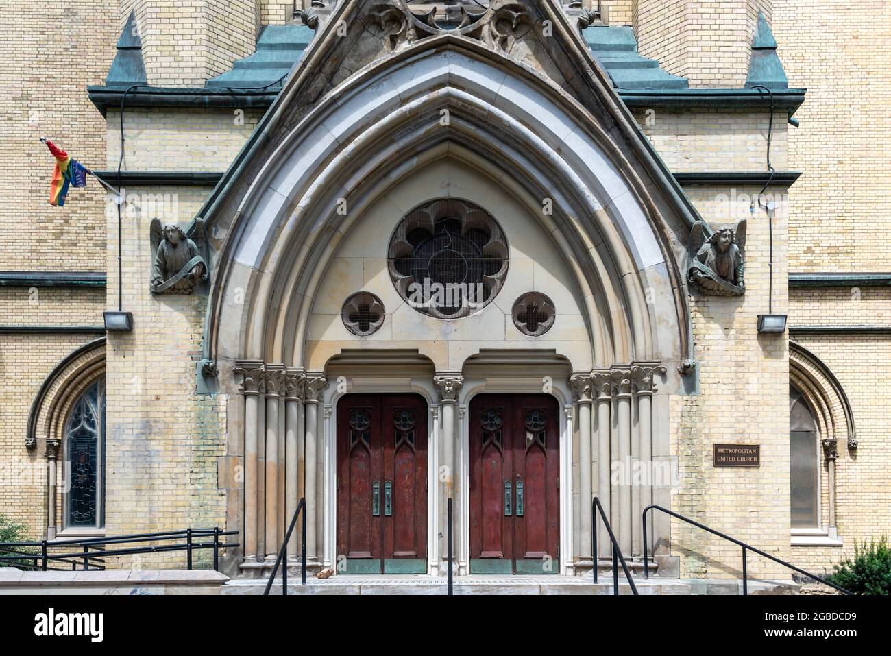 Eingangstür der United Metropolitan Church in Toronto, Kanada. Der berühmte Ort ist eine Touristenattraktion in der Innenstadt der Stadt. Stockfoto