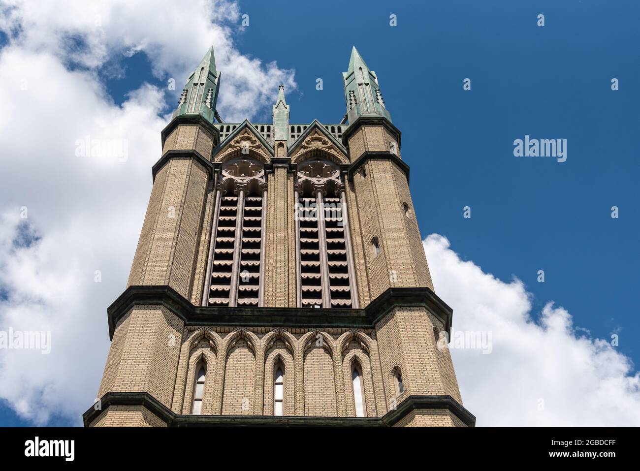 Turm und Türme der United Metropolitan Church in Toronto, Kanada. Der berühmte Ort ist eine Touristenattraktion in der Innenstadt der Stadt. Stockfoto