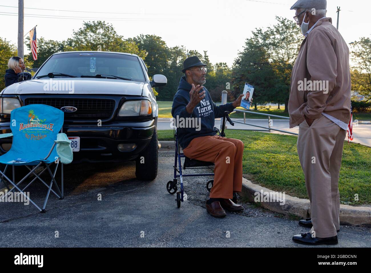 Erwin Johnson, 61, aus Cleveland, Ohio, spricht mit einem Wähler außerhalb der Wahllokale im Warrensville Heights Recreation Center. Johnson kam, um Unterstützung für Nina Turner zu zeigen, weil „Ich denke, sie ist die beste Kandidatin. Sie war eine Staatsvertreterin, sie ist die qualifizierteste.“ Die Wähler kamen zu den Wahlurnen für eine Sonderwahl im 11. Bezirk von Ohio. Die beiden führenden Kandidaten für den Sitz dieses Repräsentantenhauses sind zwei Demokraten, Nina Turner, eine progressive Kandidatin, und Shontel Brown, die das traditionelle demokratische Establishment vertritt. (Foto von Stephen Zenner/SOPA Images/Sipa USA) Stockfoto