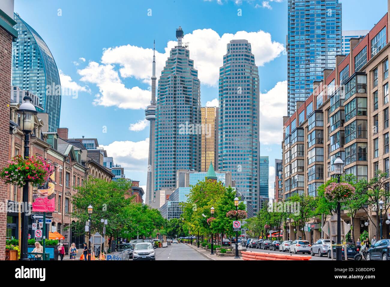 Skyline der Innenstadt und des Finanzviertels in Toronto, Kanada. Das Bild zeigt den CN Tower und den Brookfield Place Twin Tower Stockfoto