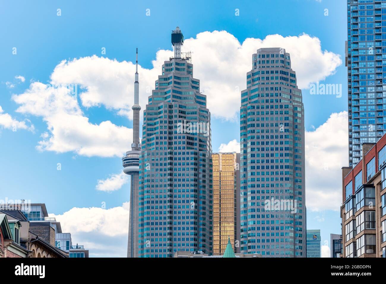 Skyline der Innenstadt und des Finanzviertels in Toronto, Kanada. Das Bild zeigt den CN Tower und den Brookfield Place Twin Tower Stockfoto