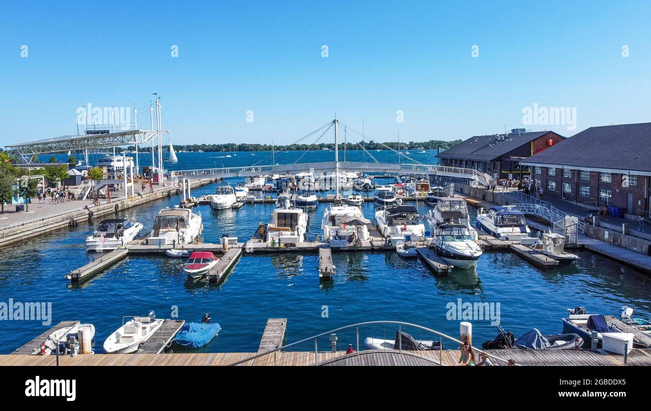 Der Yachthafen im Hafenviertel am Lake Ontario. Drohne Sicht berühmter Ort in Toronto, Kanada Stockfoto