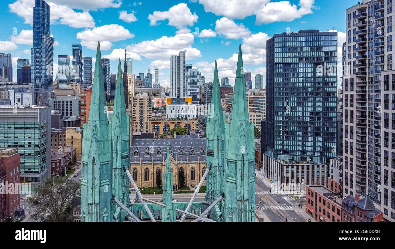 Städtische Skyline von der United Metropolitan Church (vier grüne Türme). Drohne Sicht berühmter Ort in Toronto, Kanada Stockfoto