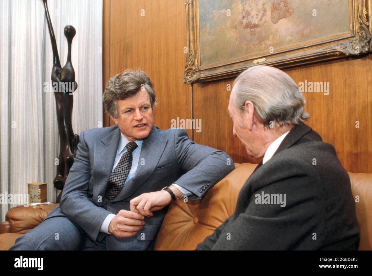 US-Senator aus Massachusetts Edward Kennedy trifft sich mit UN-Generalsekretär Kurt Waldheim, Vereinten Nationen, New York City, New York, USA, Bernard Gotfryd, 1980 Stockfoto