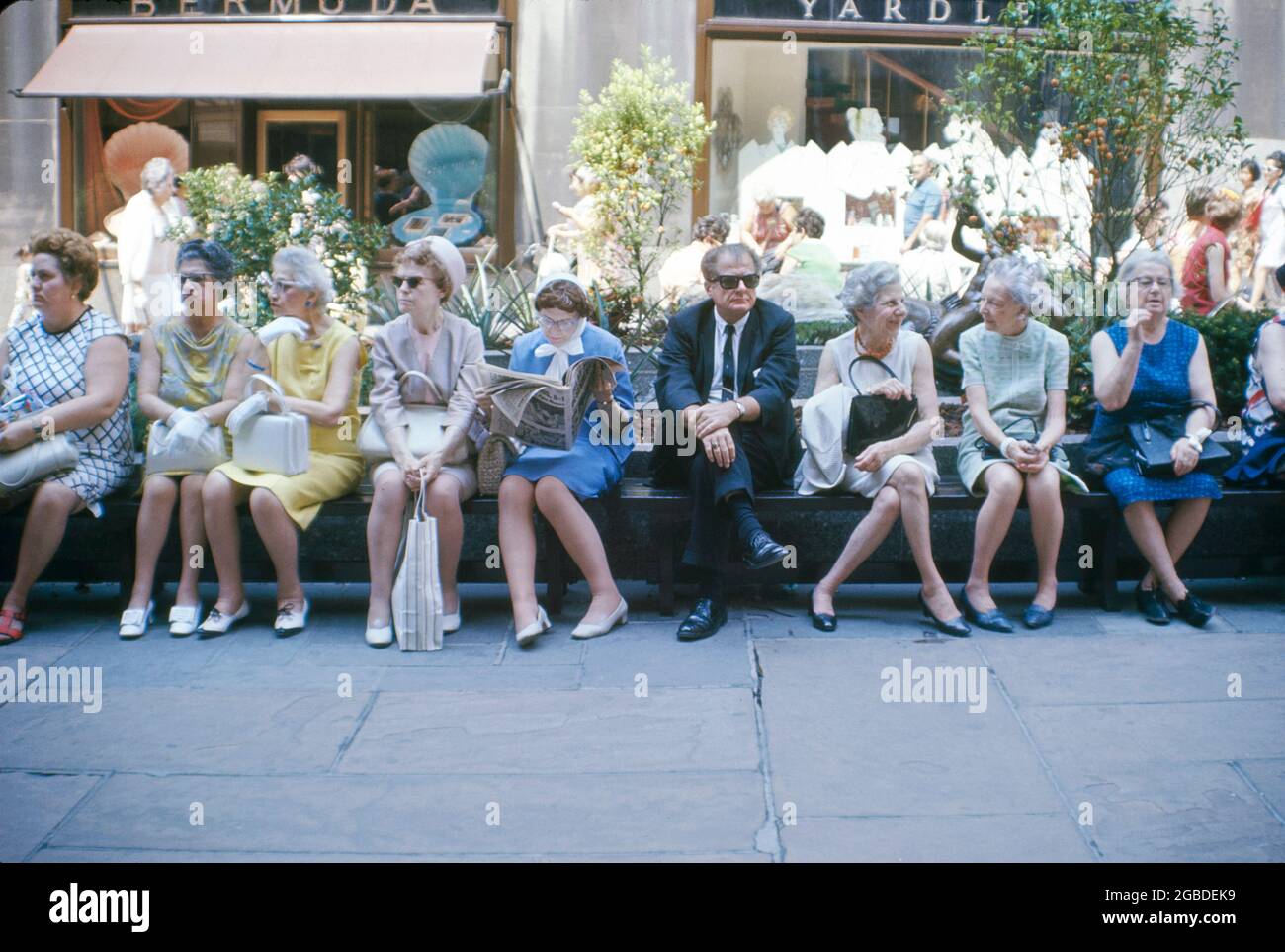 Reihe älterer Erwachsener, Rockefeller Center, New York City, New York, USA, Bernard Gotfryd, 3. Juli 1969 Stockfoto
