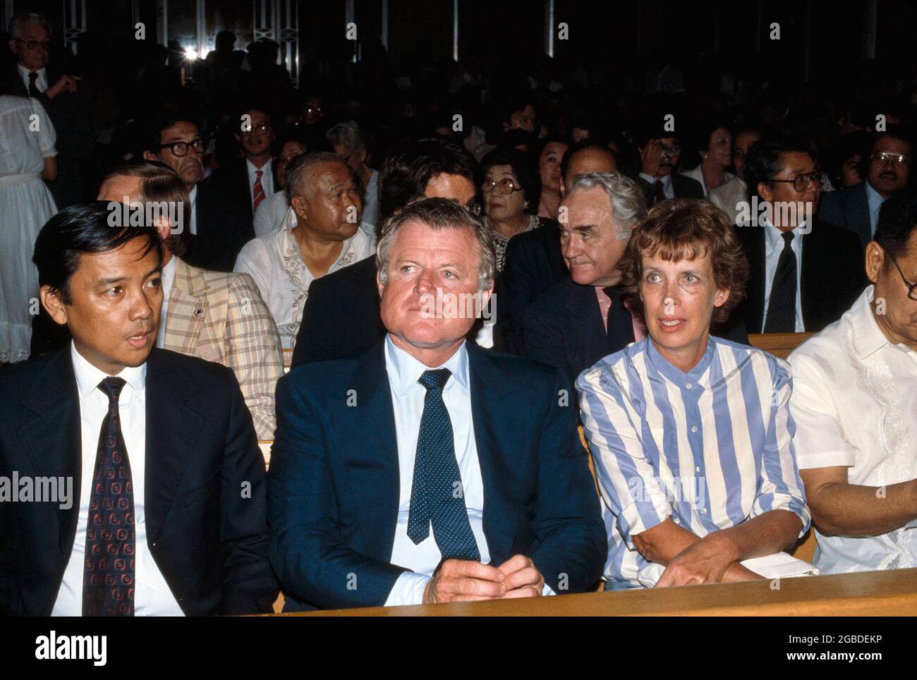 US-Senator aus Massachusetts Edward Kennedy beim Benigno Aquino Jr.'s Memorial Service, Holy Family Church, New York City, New York, USA, Bernard Gotfryd, 1983 Stockfoto