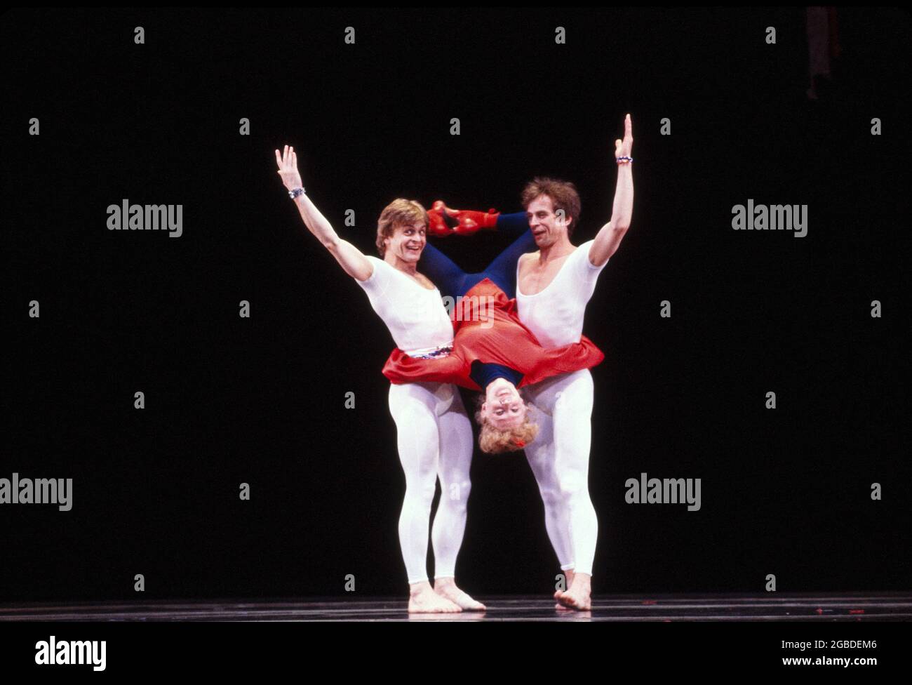 Die Balletttänzer Mikhail Baryshnikov, Rudolf Nureyev heben Gwen Verdon während der Gala Benefit für die Paul Taylor Dance Company, City Center, New York City, New York, USA, Bernard Gotfryd, April 1981 Stockfoto