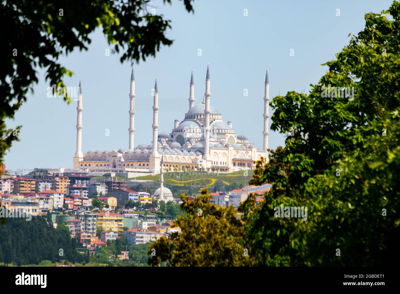 Camlica Moschee in Istanbul am Tag. Die größte Moschee der Türkei. Ramadan, islamisches Neujahr