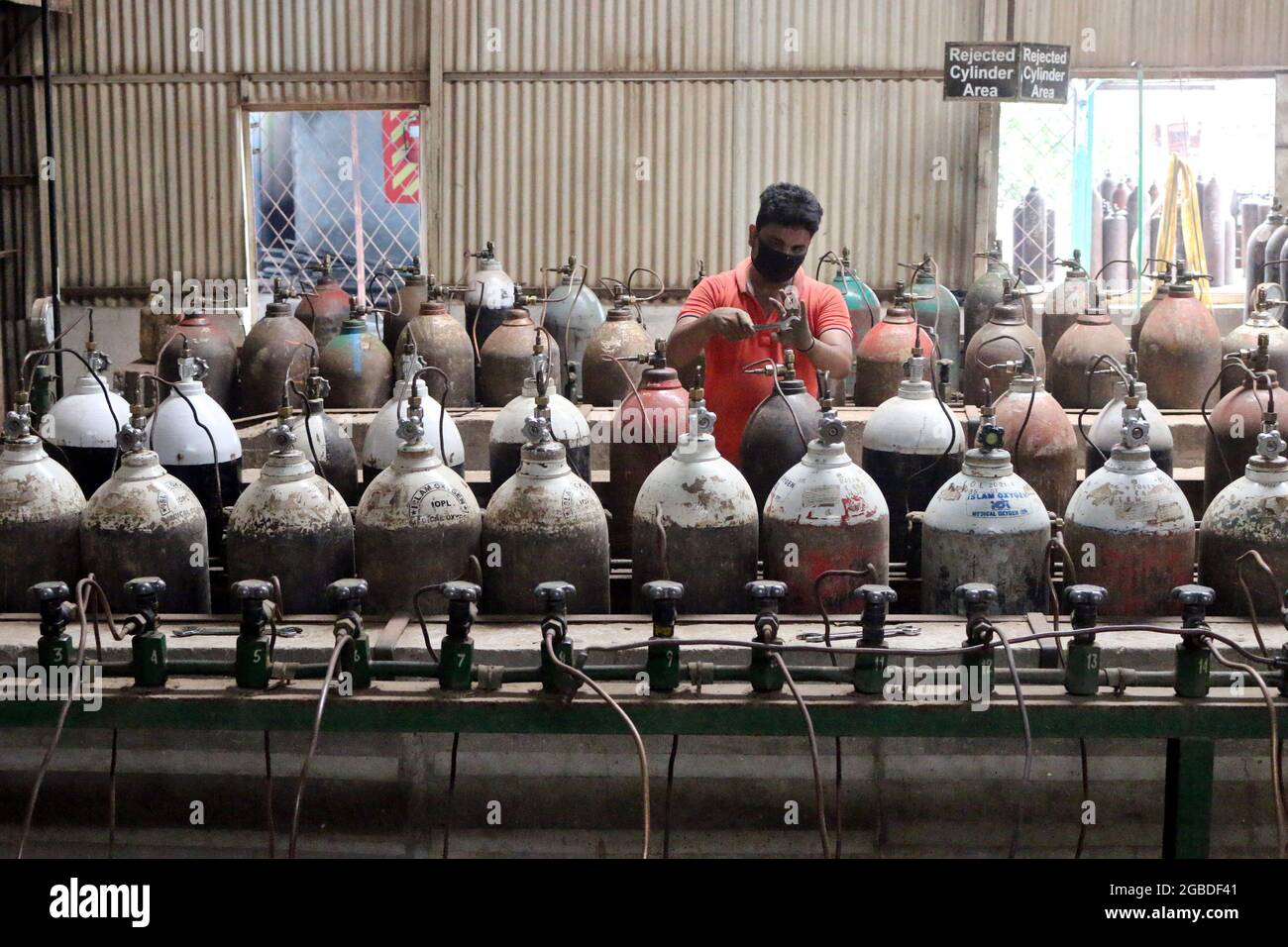 Dhaka, Bangladesch, 3. August 2021: Ein Arbeiter füllt Sauerstofftanks in einer Fabrik auf, um medizinische Sauerstoffversorgung an Krankenhäuser zur Behandlung von COVID-19-Patienten während einer zweiten Infektionswelle zu liefern, nachdem Indien den Export aufgrund einer Zunahme der COVID-19-positiven Fälle durch die Delta-Variante gestoppt hatte, die erstmals in Indien nachgewiesen wurde. Kredit: Habibur Rahman / Eyepix Gruppe/Alamy Live Nachrichten Stockfoto