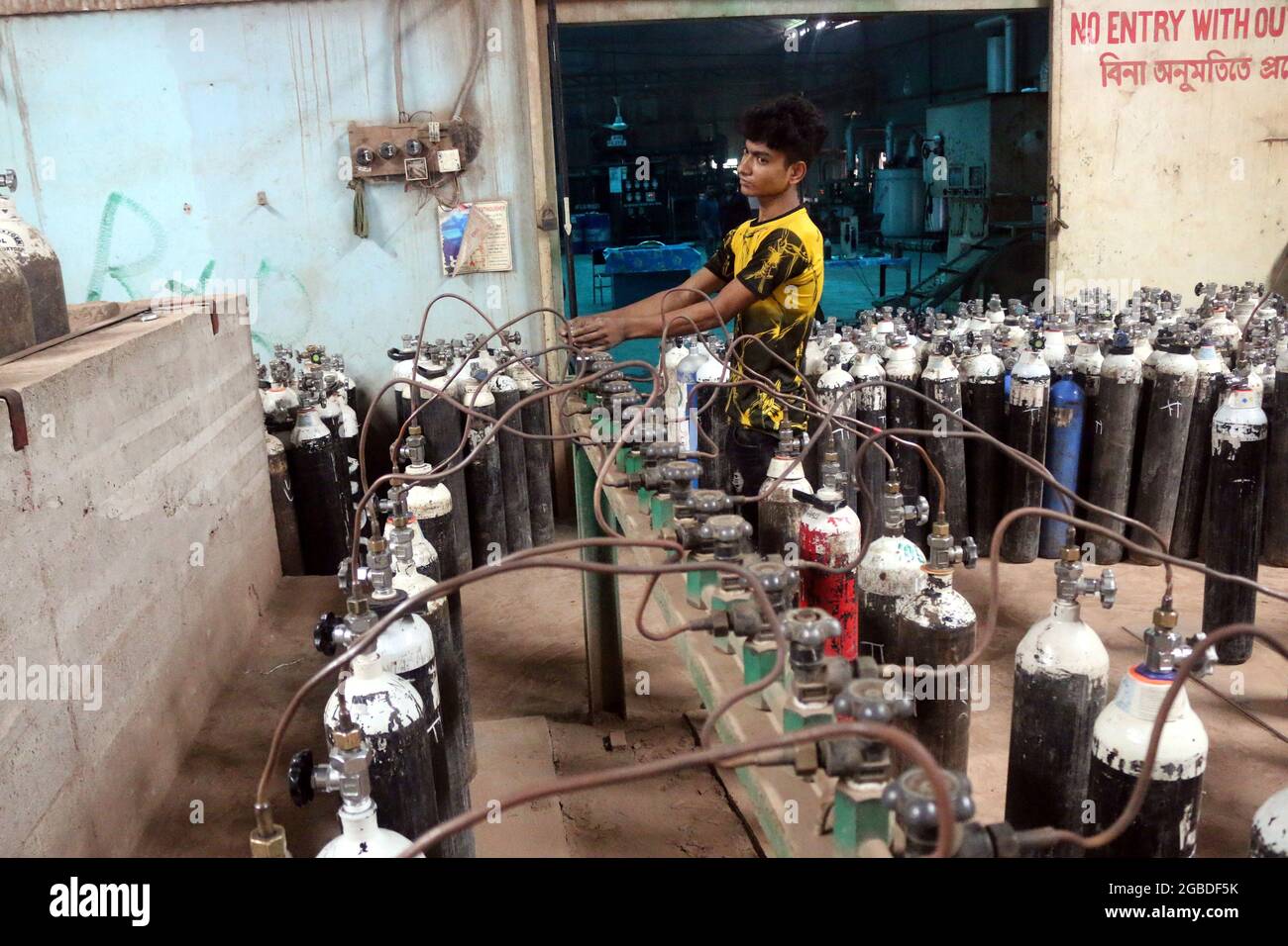 Dhaka, Bangladesch, 3. August 2021: Ein Arbeiter füllt Sauerstofftanks in einer Fabrik auf, um medizinische Sauerstoffversorgung an Krankenhäuser zur Behandlung von COVID-19-Patienten während einer zweiten Infektionswelle zu liefern, nachdem Indien den Export aufgrund einer Zunahme der COVID-19-positiven Fälle durch die Delta-Variante gestoppt hatte, die erstmals in Indien nachgewiesen wurde. Kredit: Habibur Rahman / Eyepix Gruppe/Alamy Live Nachrichten Stockfoto