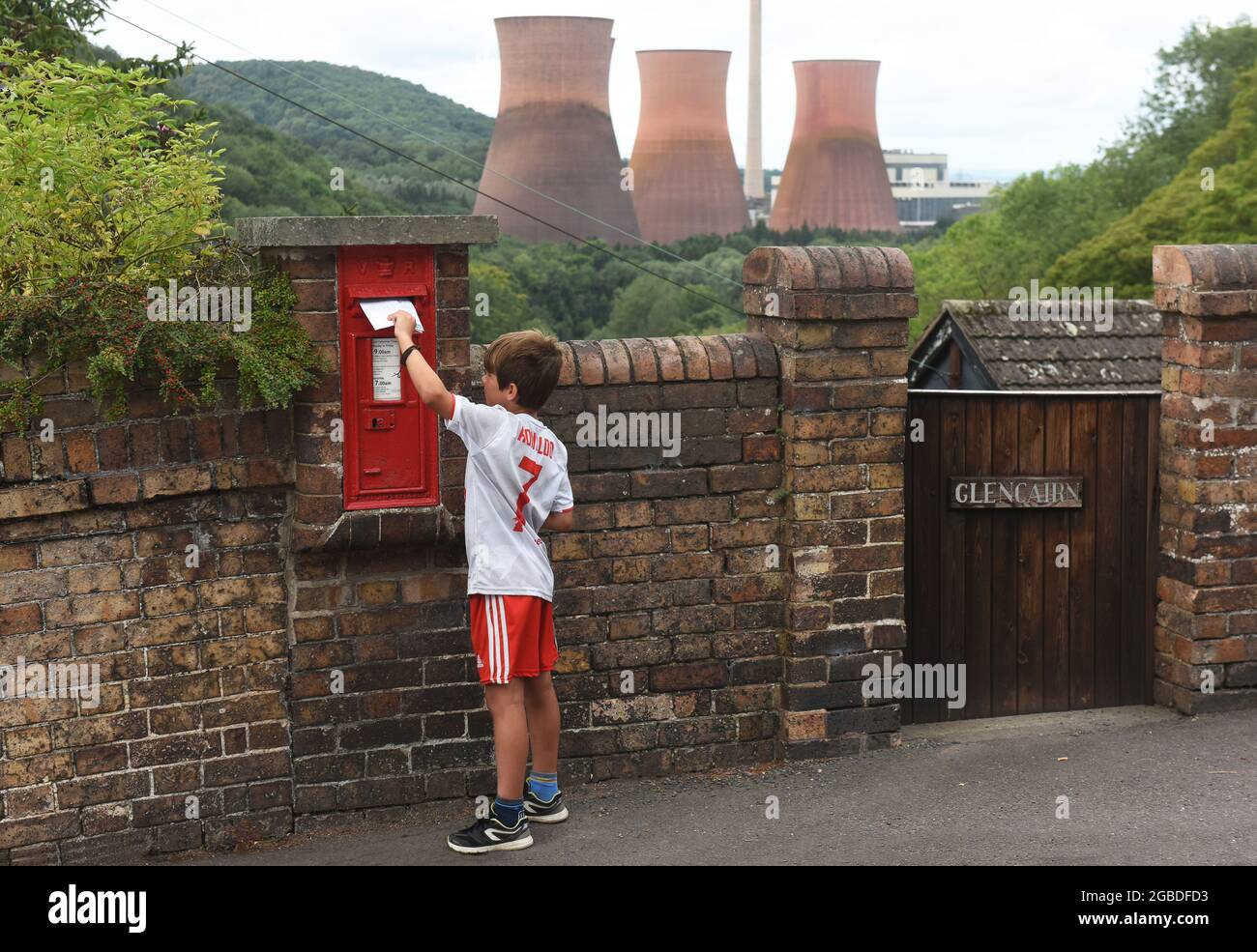 Kinderbrief mit Kühltürmen des Ironbridge Power Station in der Ferne 2019. Großbritannien UK Mailbox Briefe Royal Mail Postal Service Stockfoto