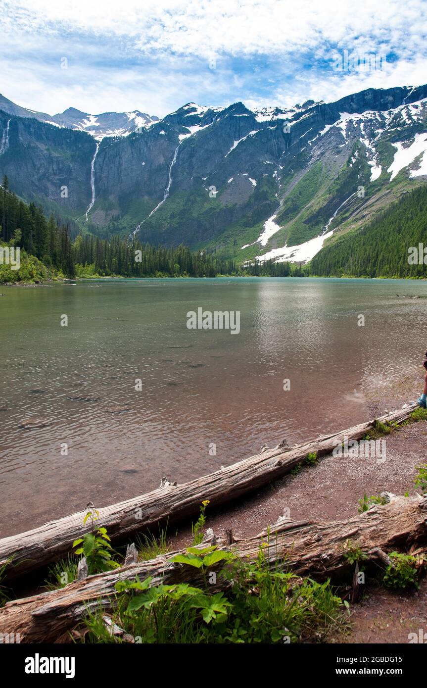 Summit Lake, schneebedeckte Berge dahinter, Glacier National Park, Montana Stockfoto
