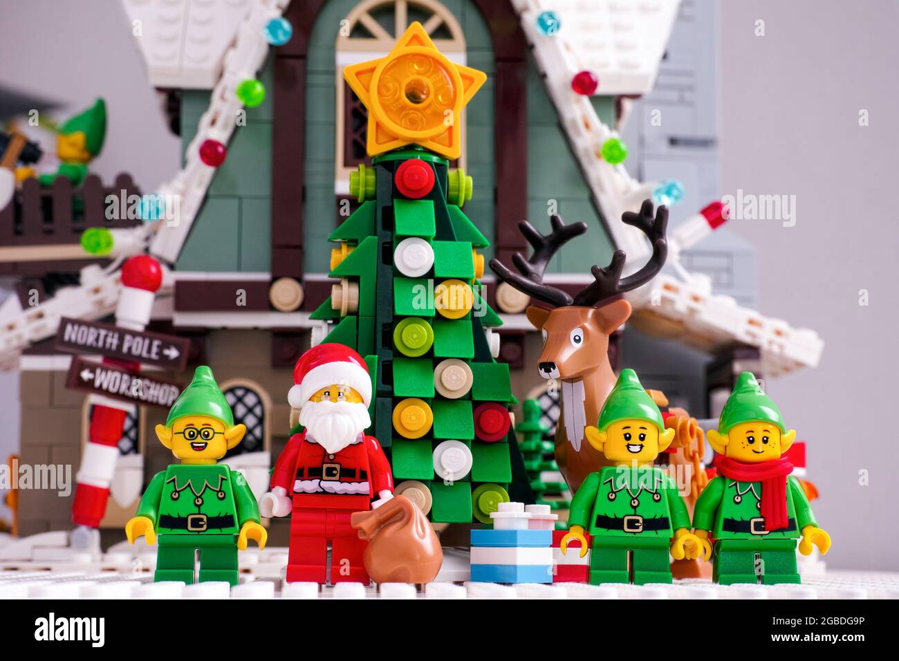 Tambow, Russische Föderation - 08. Januar 2021 Lego Weihnachtsmann, Elfen und Rentiere stehen in der Nähe des Weihnachtsbaums gegenüber dem Elf Club House Stockfoto