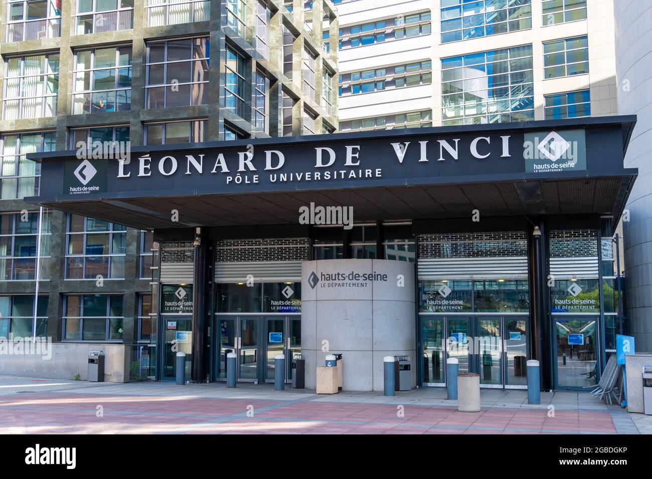 Haupteingang zur Pôle Universitaire Léonard de Vinci, einer privaten Hochschule im Geschäftsviertel von Paris-La Défense Stockfoto