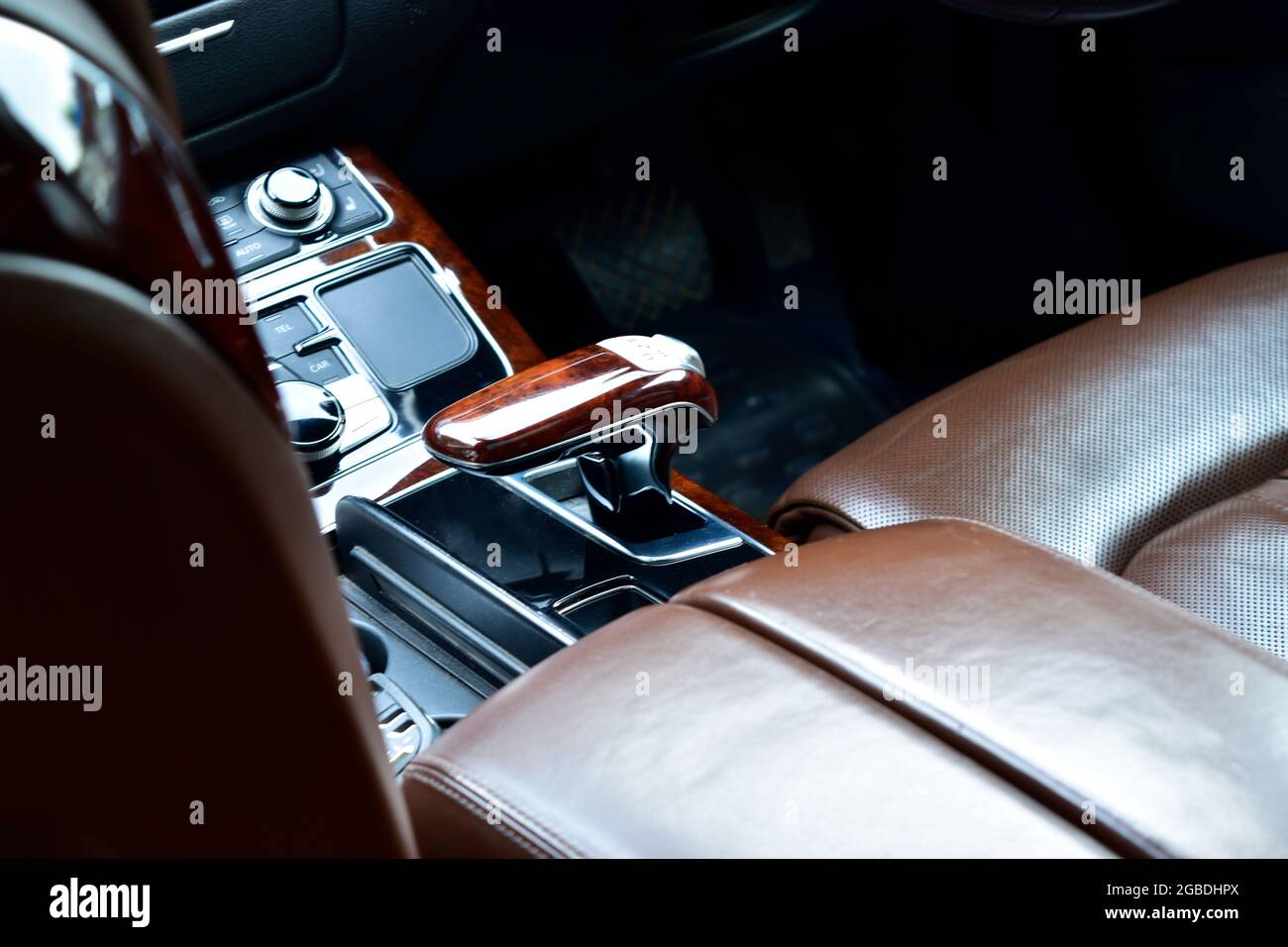 Gang Von Luxus-Auto Mit Holz Innenraum Stockfoto