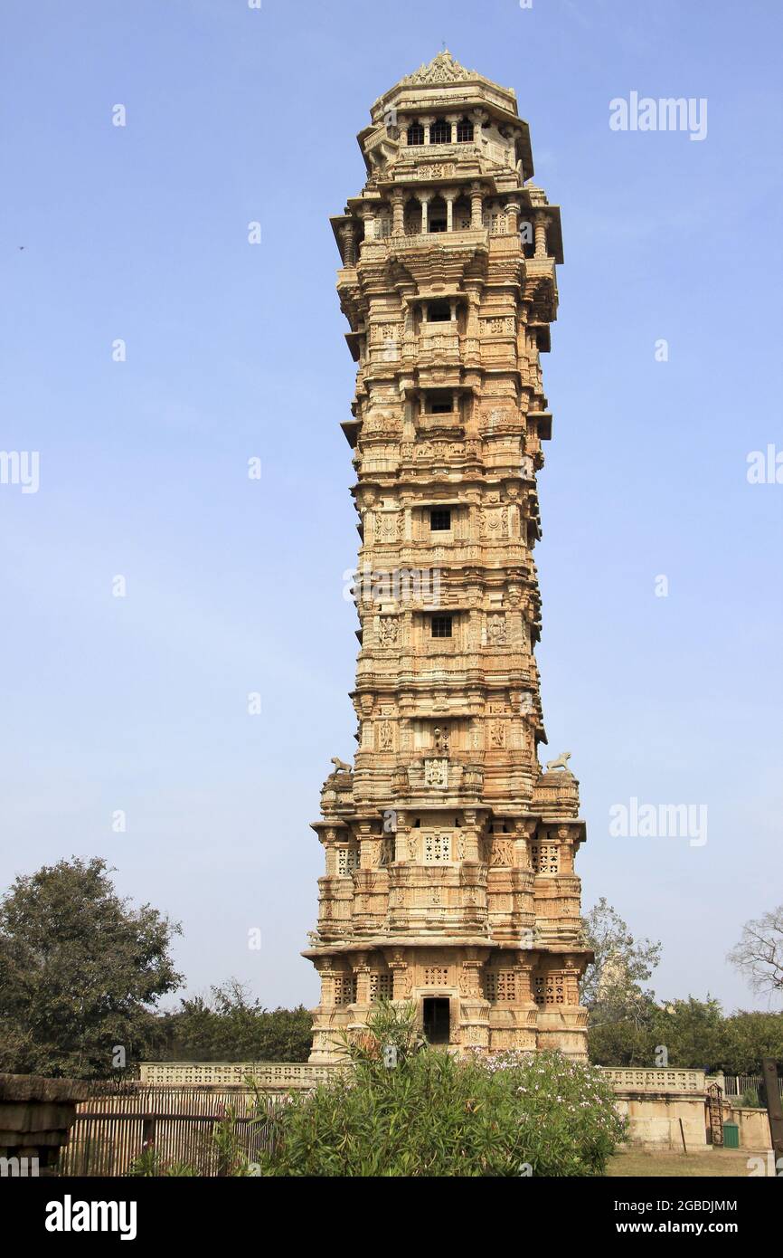 122 Meter hoch, 9-stöckiges Denkmal Victory Tower mit 157 Treppen in Chittorgarh Fort, Rajasthan Stockfoto