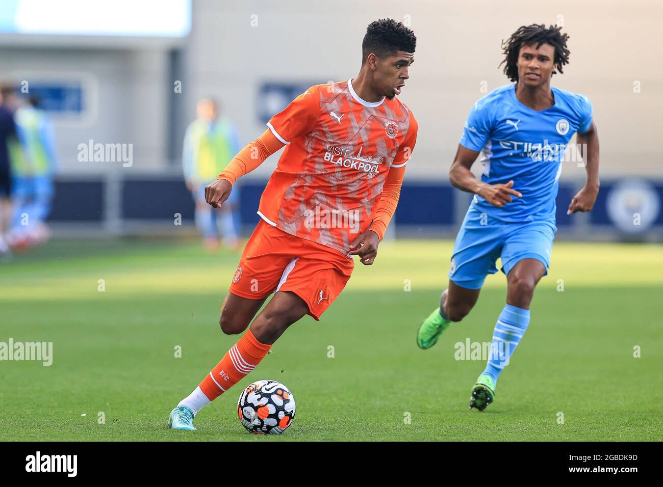 Tyreece John-Jules von Blackpool bricht mit dem Ball Stockfoto