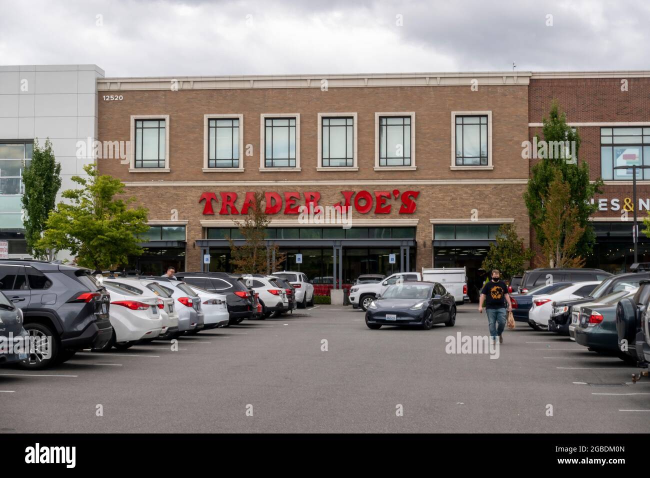 Kirkland, WA USA - ca. Juli 2021: Außenansicht eines Trader Joe's Lebensmittelladens an einem bewölkten Tag. Stockfoto