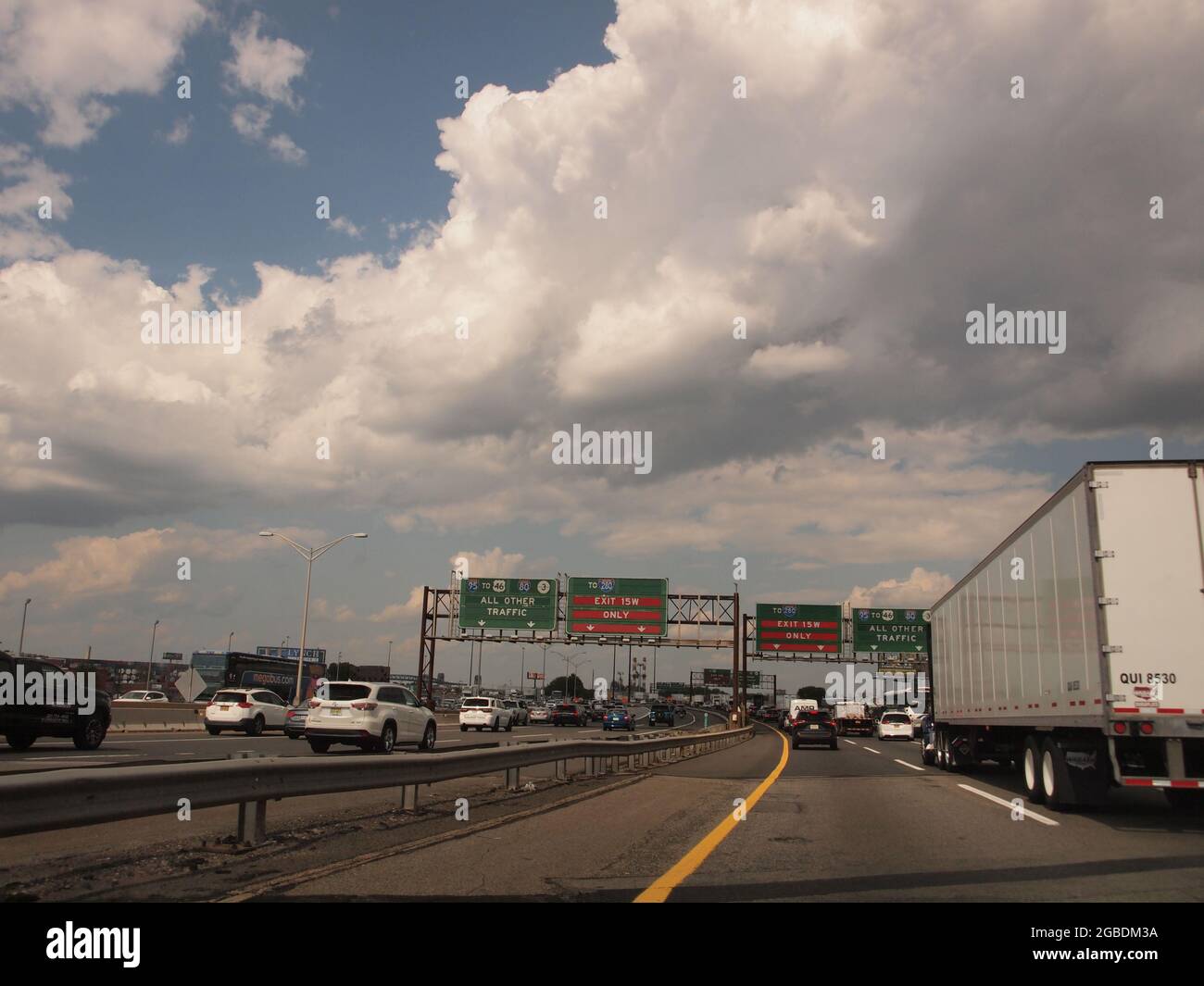 Starker Verkehr auf der North New Jersey Turnpike in der Nähe von Newark, NJ. Eine der verkehrsreichsten Autobahnen in Nordamerika ist immer überlastet. Stockfoto