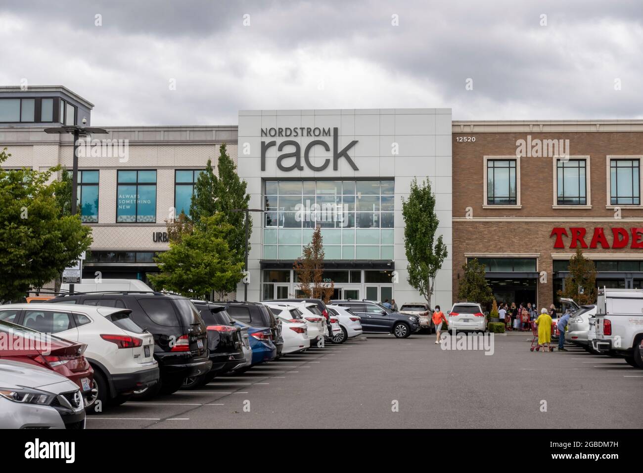 Kirkland, WA USA - circa July 2021: Straßenansicht eines Nordstrom Rack Discountkleiderladens in der Gegend von Totem Lake. Stockfoto