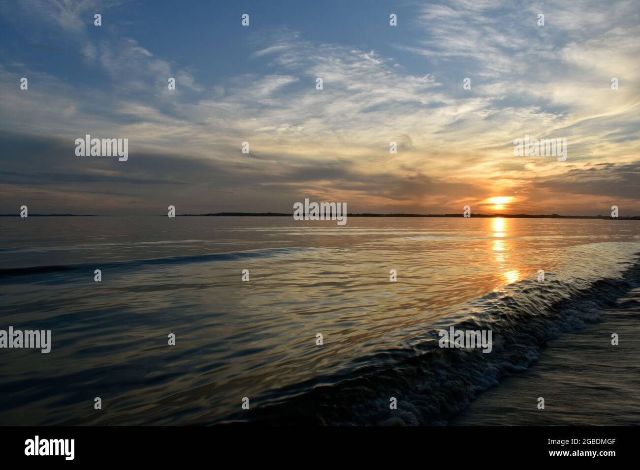 Farbenfroher Sonnenuntergang über den Wellen Stockfoto