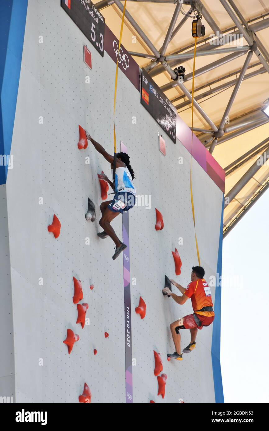 Tokio, Japan. August 2021. Der Franzose Mickael Mawem(L) und der Spanier Alberto Gines Lopez treten am Dienstag, den 3. August 2021, im Aomi Urban Sports Park in Tokio, Japan, bei der Speed Qualification während der Olympischen Spiele in Tokio für den Männersport an. Foto von Keizo Mori/UPI Credit: UPI/Alamy Live News Stockfoto