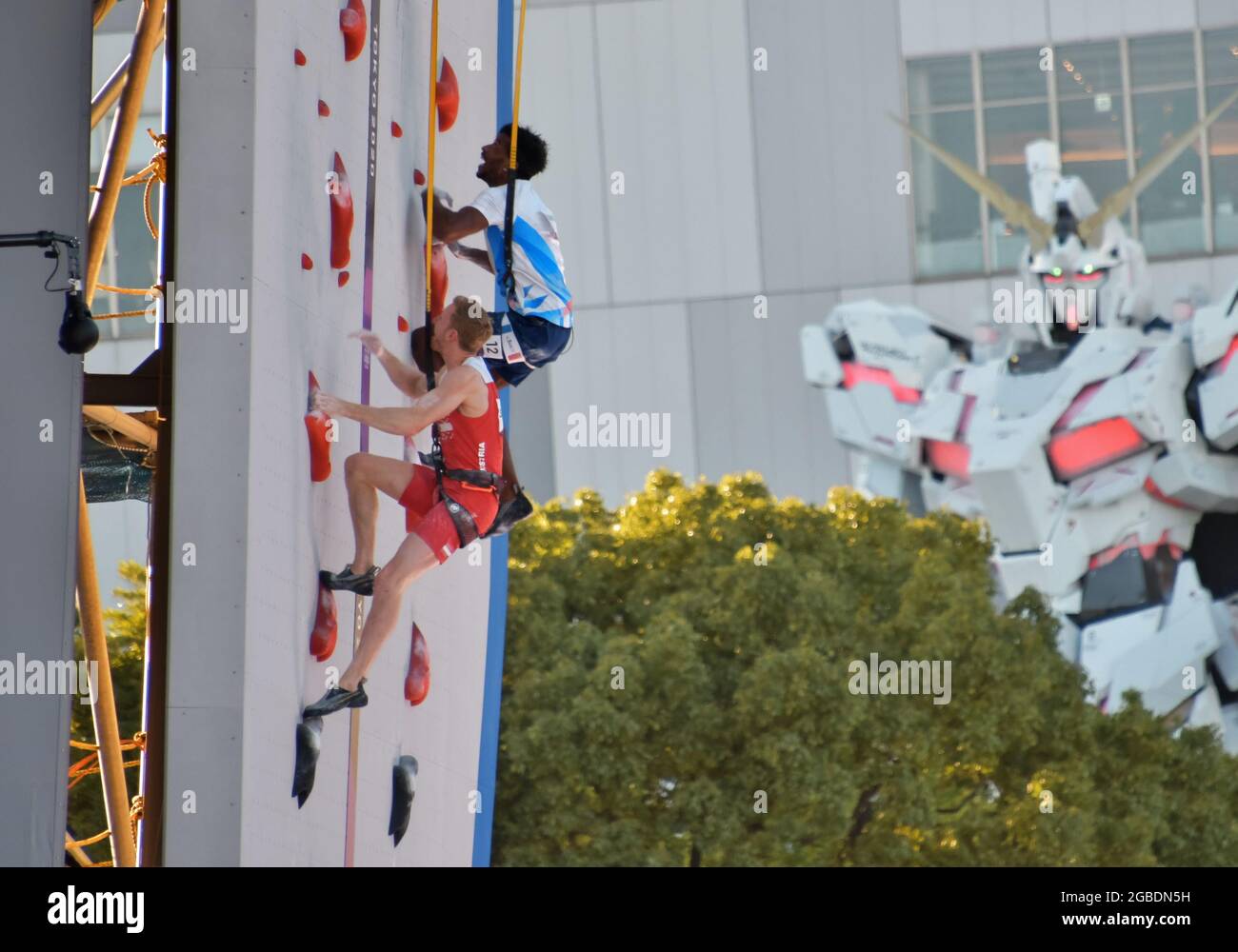Tokio, Japan. August 2021. Der Österreicher Jakob Schubert (L) und der Franzose Bassa Mawem treten am Dienstag, den 3. August 2021, im Aomi Urban Sports Park in Tokio, Japan, bei der Speed Qualification bei den Olympischen Spielen in Tokio für den Männersport an. Foto von Keizo Mori/UPI Credit: UPI/Alamy Live News Stockfoto