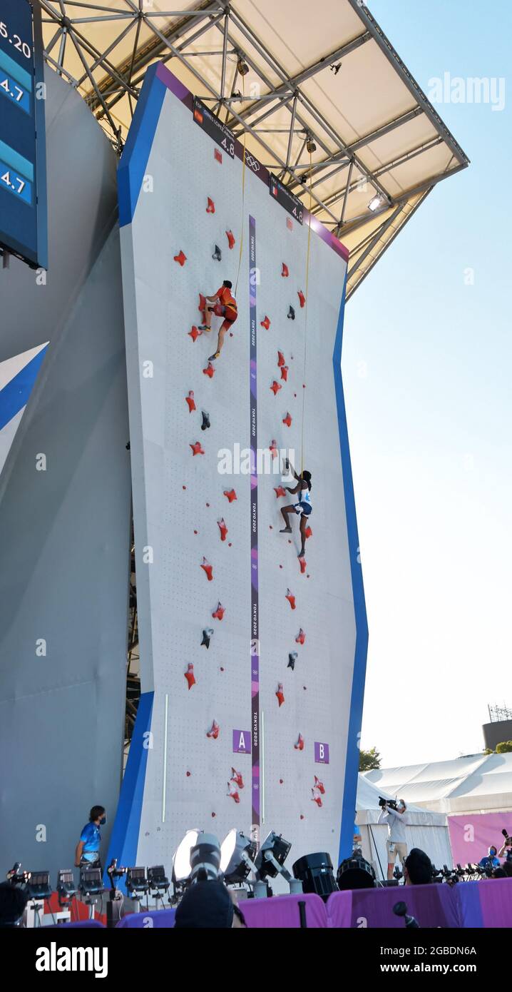 Tokio, Japan. August 2021. Der Österreicher Jakob Schubert (L) und der Franzose Bassa Mawem treten am Dienstag, den 3. August 2021, im Aomi Urban Sports Park in Tokio, Japan, bei der Speed Qualification bei den Olympischen Spielen in Tokio für den Männersport an. Foto von Keizo Mori/UPI Credit: UPI/Alamy Live News Stockfoto