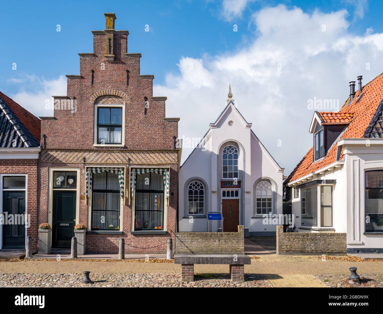 Bethel Kirche und altes Haus mit abgestuften Giebel in der Altstadt von Workum, Friesland, Niederlande Stockfoto