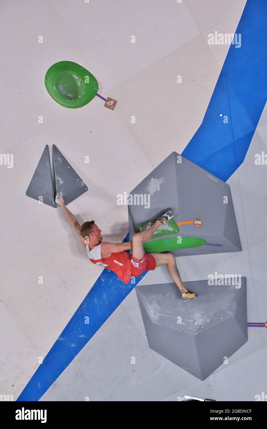 Tokio, Japan. August 2021. Der Österreicher Jakob Schubert tritt am Dienstag, den 3. August 2021, im Aomi Urban Sports Park in Tokio, Japan, bei der Bouldering Qualification während der Olympischen Spiele in Tokio bei. Foto von Keizo Mori/UPI Credit: UPI/Alamy Live News Stockfoto