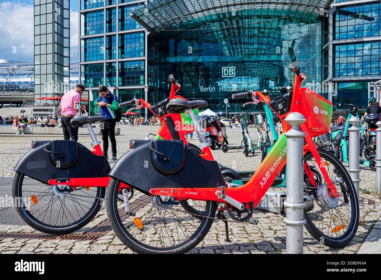 Berlin, Deutschland - 29. Juli 2021: City Bikes zur Miete in der Innenstadt  von Berlin Stockfotografie - Alamy