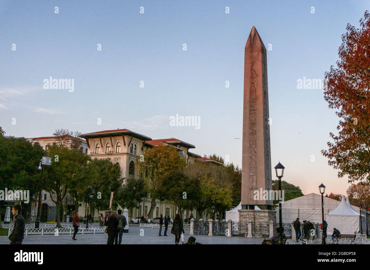 Türkei. November 2017. Obelisk des Theodosius, altägyptisches Denkmal auf dem überfüllten Platz, Istanbul, Türkei, 10. November 2017. (Foto: Smith Collection/Gado/Sipa USA) Quelle: SIPA USA/Alamy Live News Stockfoto