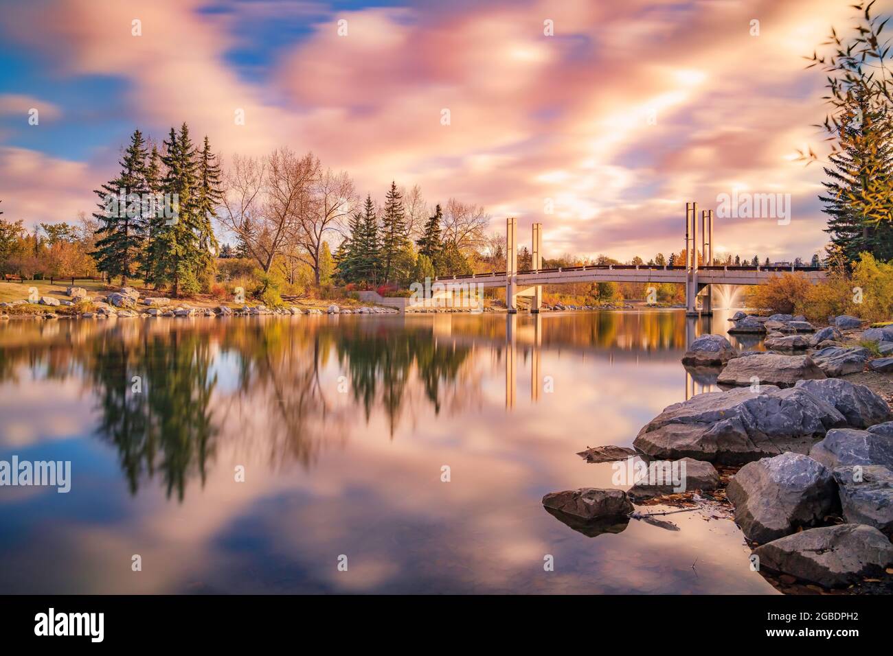 Langzeitbelichtung Sonnenaufgang über EINEM Park Lake Stockfoto