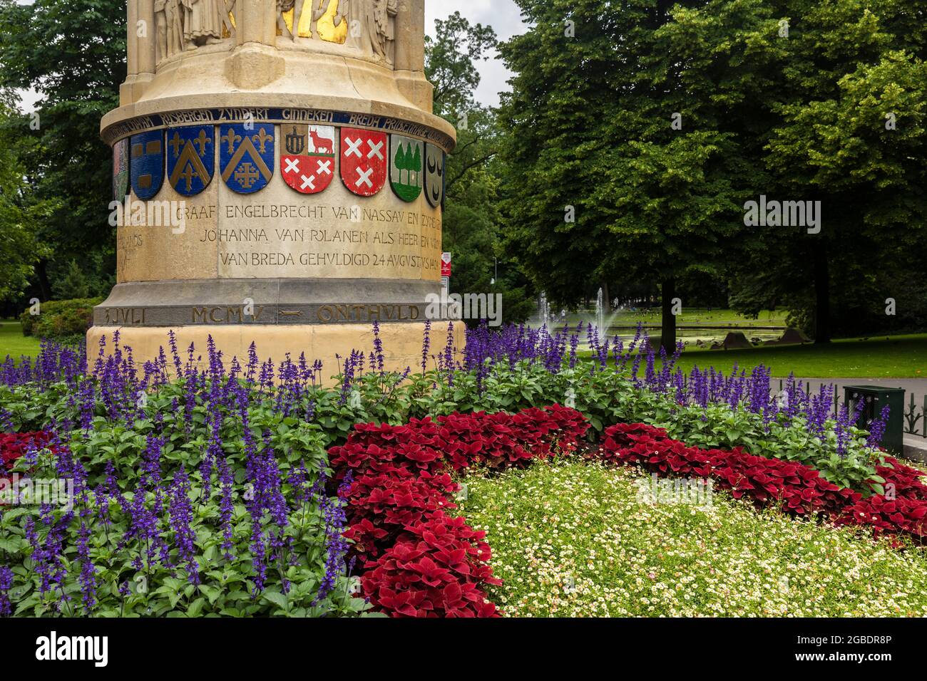 Breda, Niederlande 28. Juni 2021. Baroniemonument Detail im Park Valkenberg umgeben von Bäumen, Blumen und viel Grün. Es erinnert sich an die 500 Jahre Stockfoto