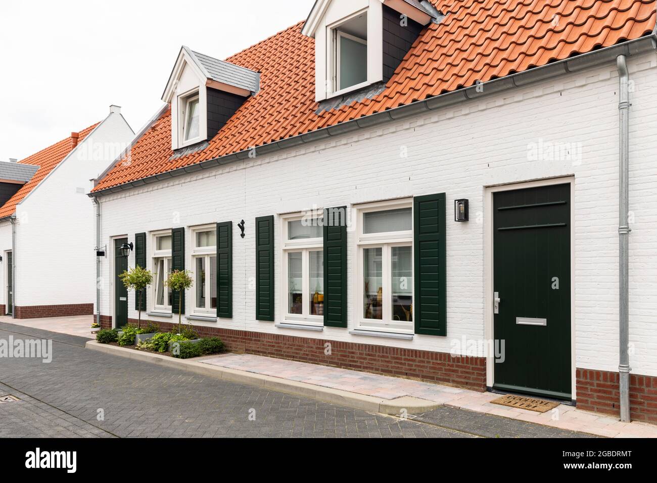 Weiße, moderne Häuser mit orangefarbenem Dach in Thorn, Limburg