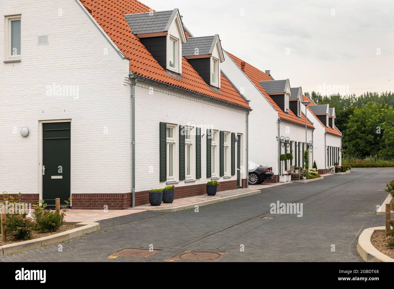 Thorn, Niederlande, 24. Juni 2021. Weiße, moderne Häuser mit orangefarbenem Dach in einem Dorf in Limburg, das für seine weißen Häuser und Gebäude bekannt ist. A s Stockfoto