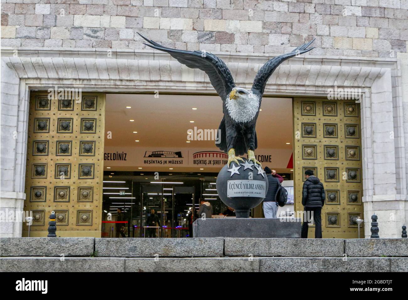 Türkei. November 2017. Foto einer Adlerstatue vor dem Vodafone Park, einer großen Sportarena und einem großen Museum, Istanbul, Türkei, 15. November 2017. (Foto: Smith Collection/Gado/Sipa USA) Quelle: SIPA USA/Alamy Live News Stockfoto