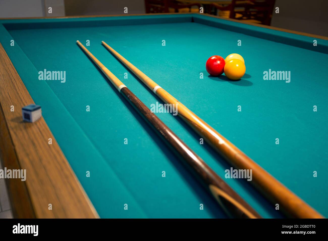 Ein grünes Tuch Billard oder Billardtisch rot, gelb und weiß Ball, Hobby und Sport mit Kopieplatz Stockfoto