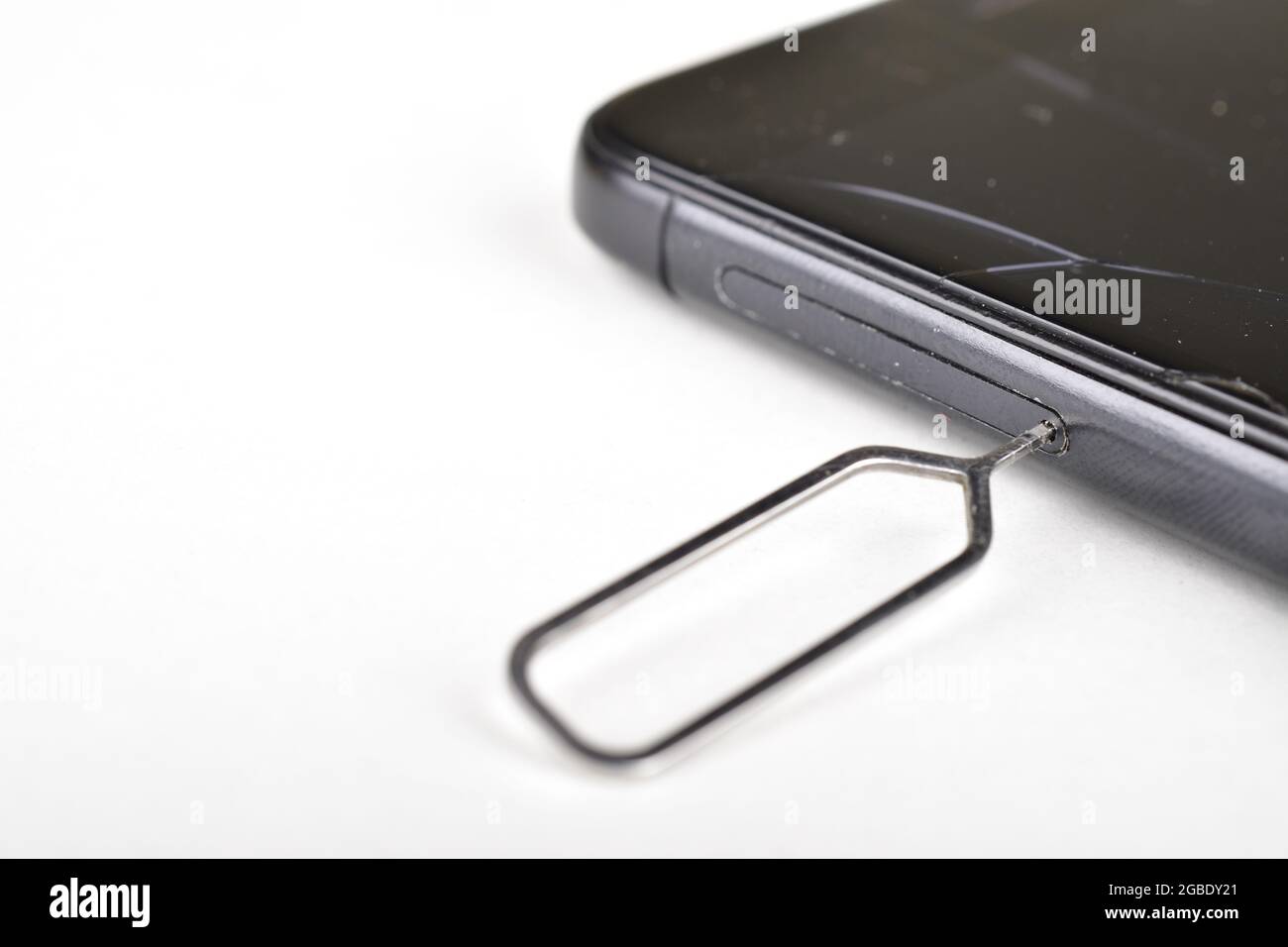Sim-Ejektor-Pin In Smartphone Eingesetzt Stockfoto