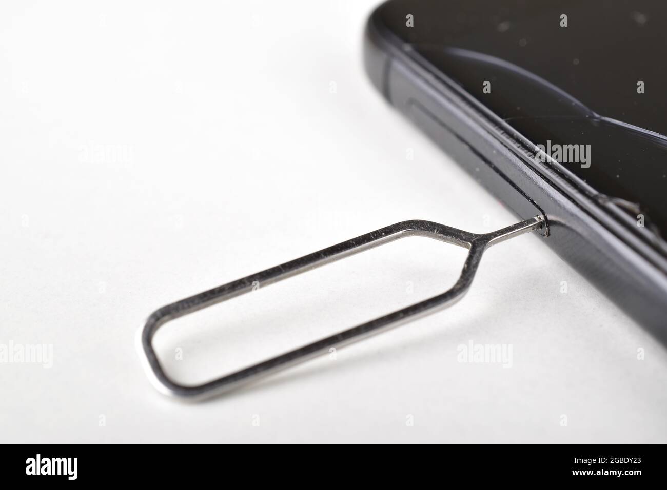 Sim-Ejector-Tool In Smartphone Eingesetzt Stockfoto