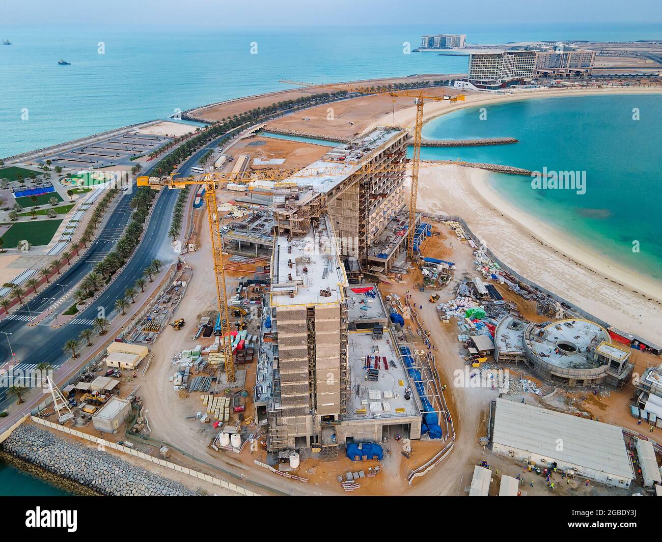 Bau und Entwicklung an der Strandpromenade von Marjan Island hat eine künstliche Landinsel im Emirat Ras al Khaimah in den Vereinigten Arabischen Emiraten zurückgewonnen Stockfoto