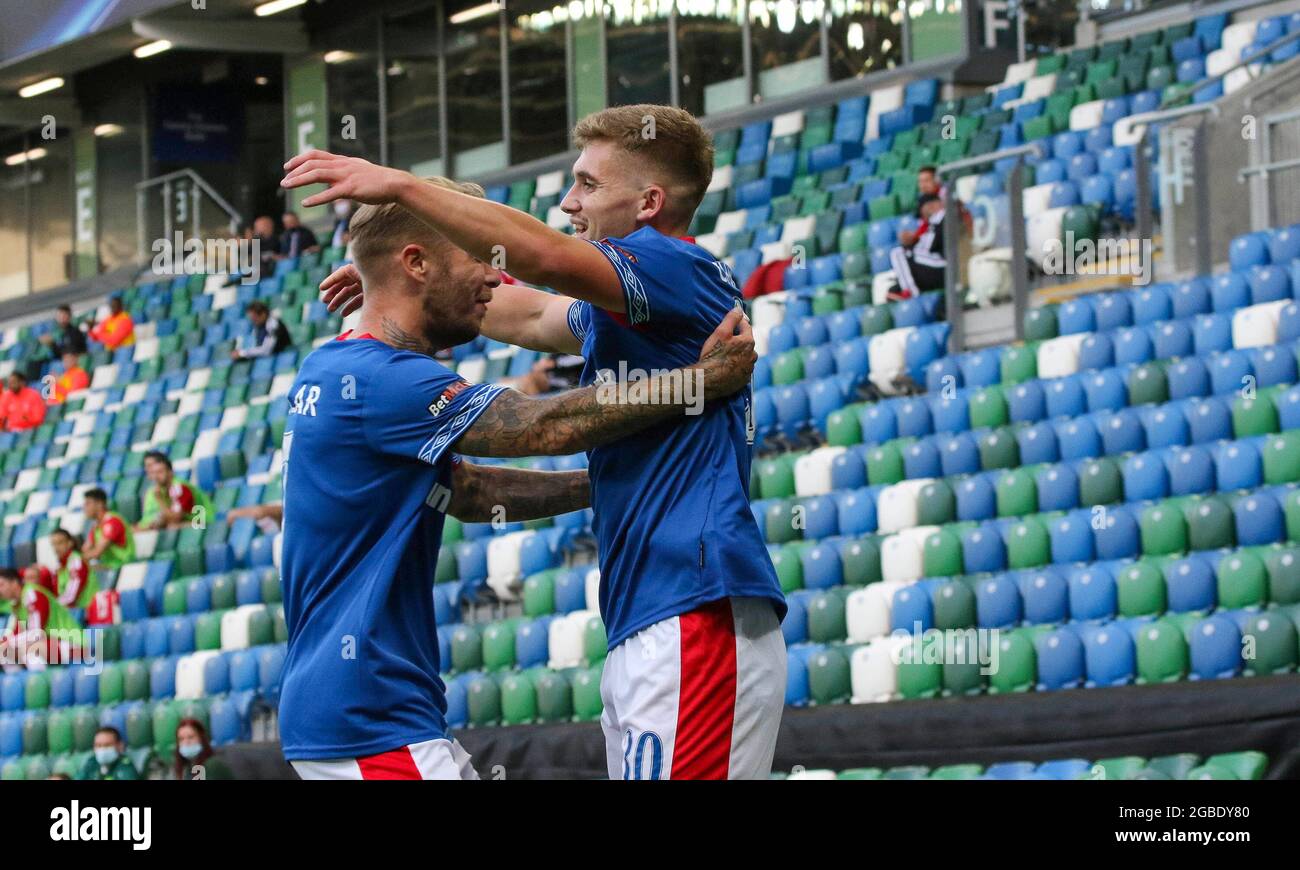 Windsor Park, Belfast, Nordirland, Großbritannien. 03 August 2021. UEFA Europa Conference League, Dritte Qualifikationsrunde (erste Etappe) – Linfield gegen CS Fola Esch. Action vom heutigen Spiel im Windsor Park (Linfield in Blau). Billy Chadwick (rechts) feiert, nachdem er Linfield nach zehn Minuten in eine 1-0-Führung gebracht hat. Kredit: CAZIMB/Alamy Live Nachrichten. Stockfoto