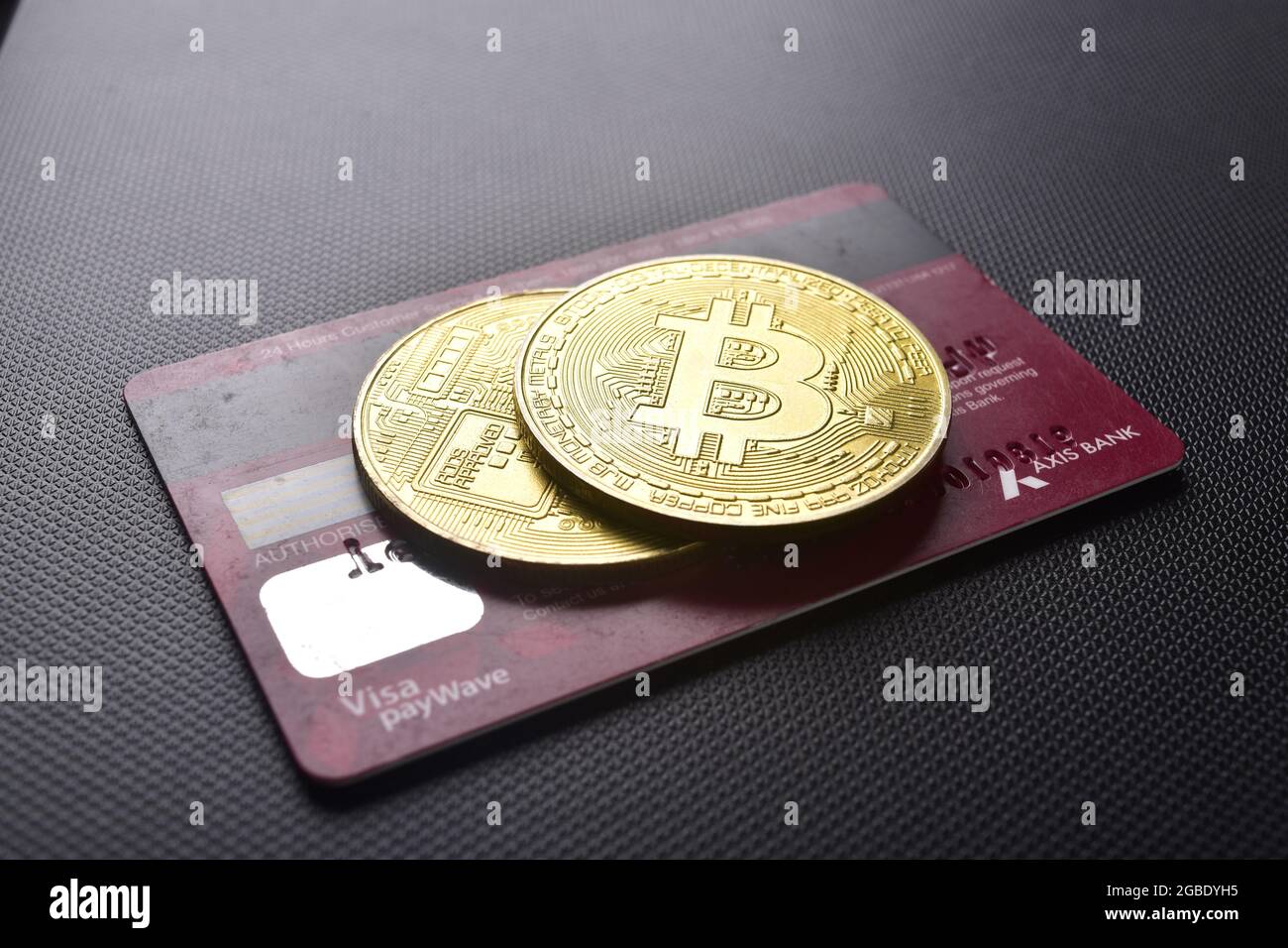 Bitcoin mit Kreditkarte kaufen Stockfoto