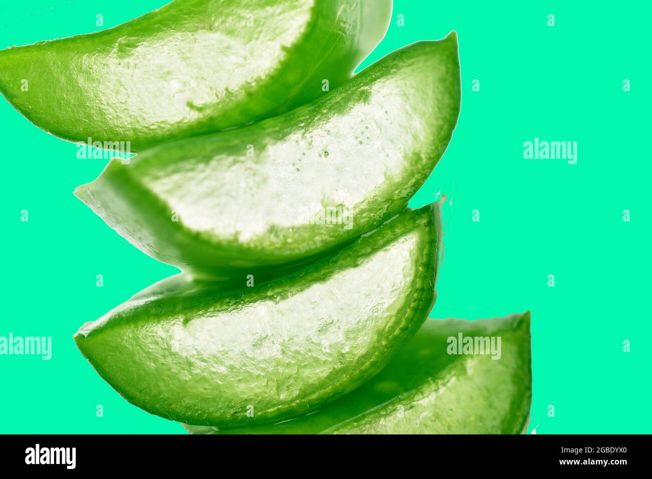 Nahaufnahme Der Aloe Vera Scheibe Auf Grünem Hintergrund Stockfoto