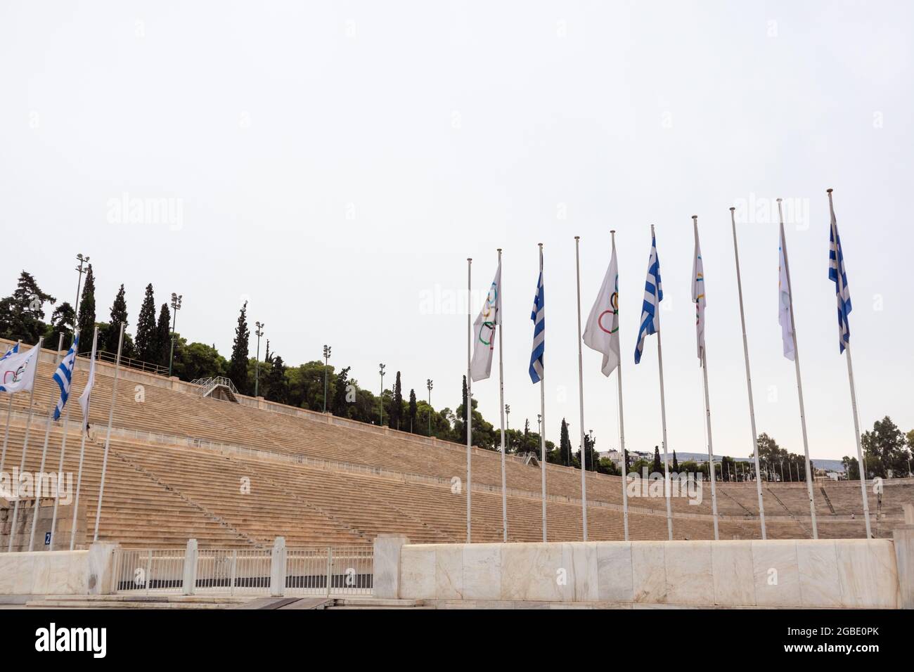 Panathenaic Stadium, das weltweit einzige Stadion aus weißem Marmor, Eingang zu den Olympischen Spielen mit Flaggen-Flaggen. Wolkiger Tag attika Attraktion Stockfoto