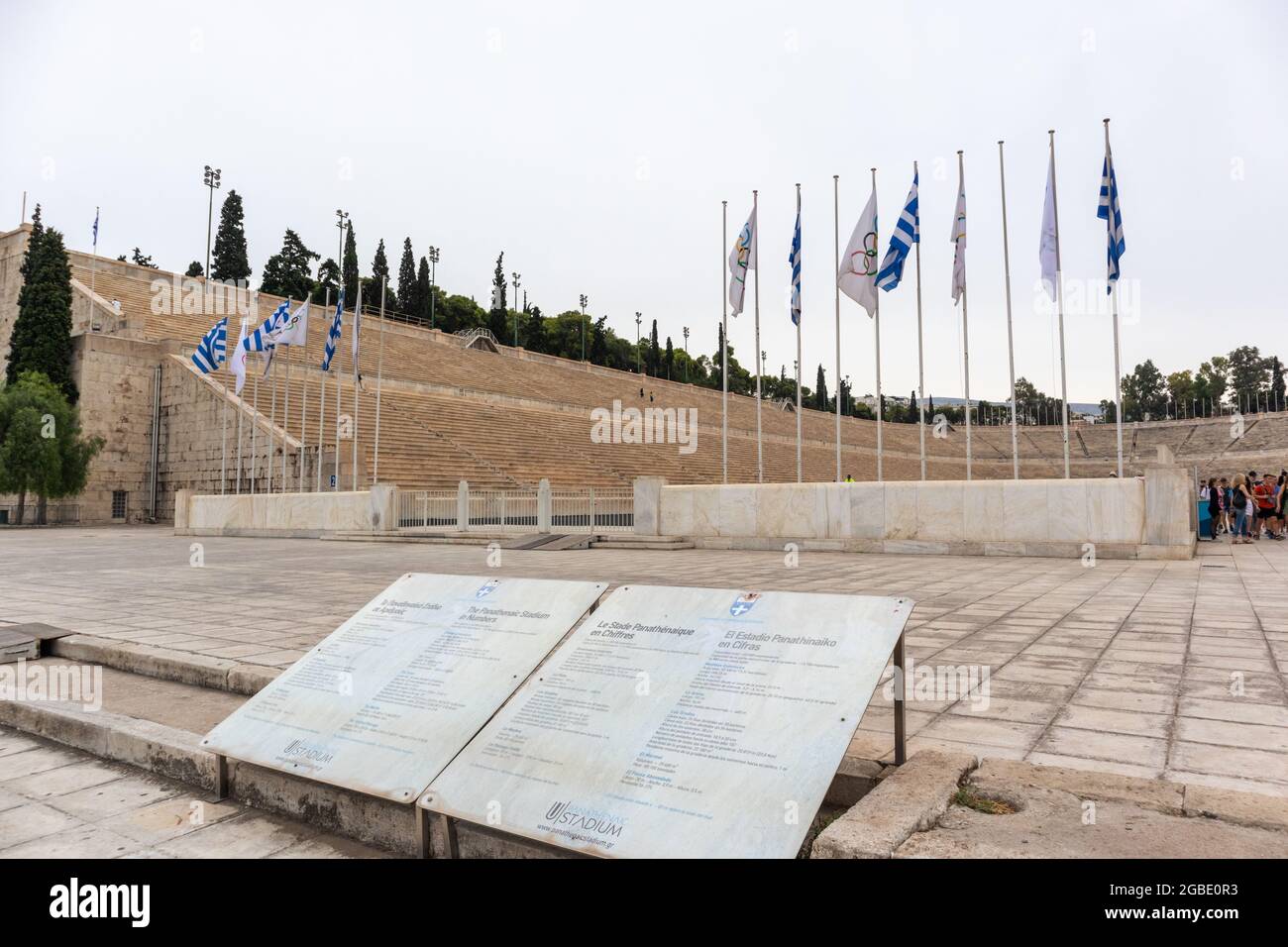 Athen, Griechenland - 24. September 2019: Panathenaic Stadium weltweit einziges weißes Marmorstadion, Eingang zu modernen Olympischen Spielen mit Flaggen-Flaggenstock. C Stockfoto