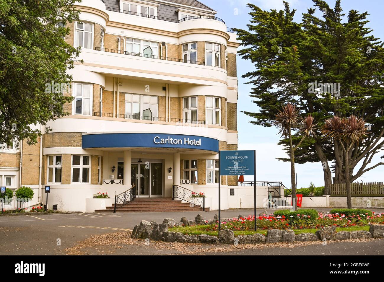 Bournemouth, Dorset, England - 2021. Juni: Eingang zum Carlton Hotel in Bournemouth Stockfoto
